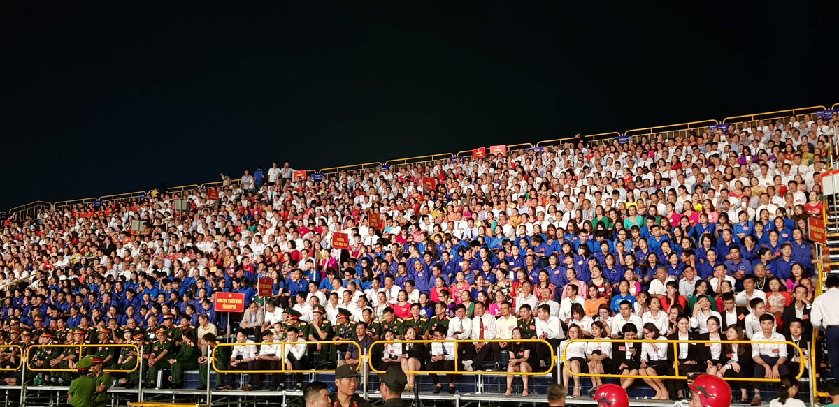 Nhưng vẫn không đủ do lượng người đến dự khá đông.