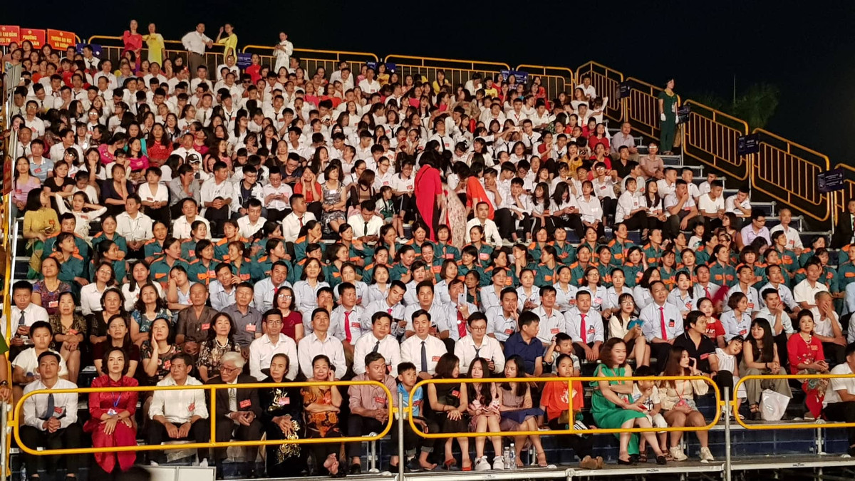 Các khán đài dù đã bố trí hàng nghìn chỗ ngồi....