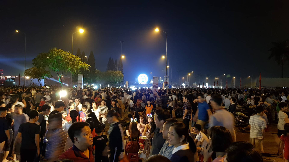 Những con đường dẫn đến khu vực sân khấu tại quảng trường 30/10 dòng người như nêm cối.