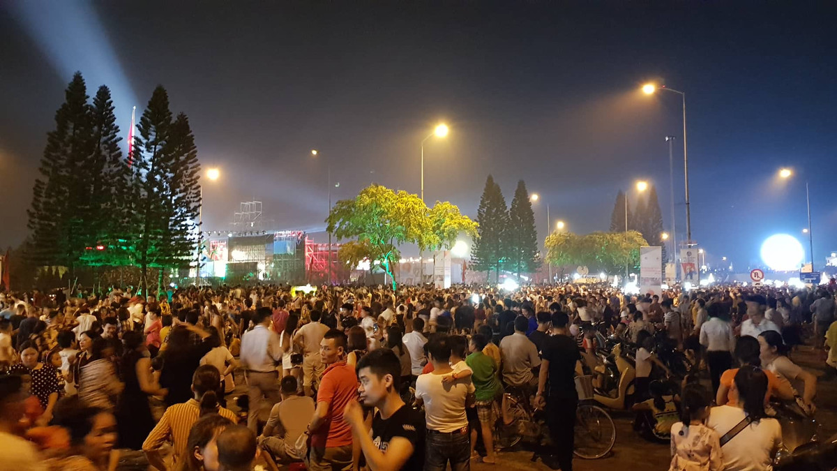 Ai cũng phấn khởi vui tươi, mừng thành phố Hải Dương mở rộng lên đô thị loại 1.