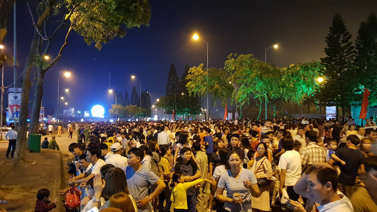 Họ đứng ngoài để chờ đón thời khắc những chùm pháo hoa tầm thấp được bắn lên.