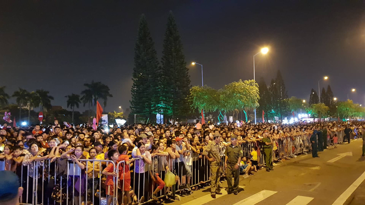 Hàng nghìn người dân không thể vào trong khu vực sân khấu.