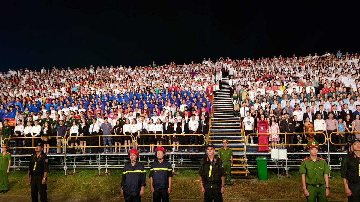 Hàng vạn người dân đã đến dự buổi lễ.