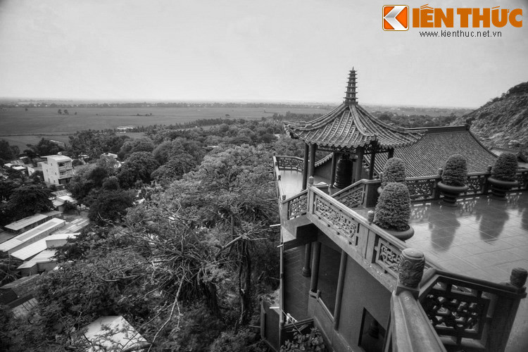 Nằm trên sườn núi Sam, chùa Hang có tên chữ là chùa Phước Điền, là một ngôi chùa nổi tiếng Vùng Châu Đốc, An Giang. Lịch sử ngôi chùa này gắn liền với một giai thoại huyền bí về bà Lê Thị Thợ (1818 – 1899) – người sáng lập chùa.