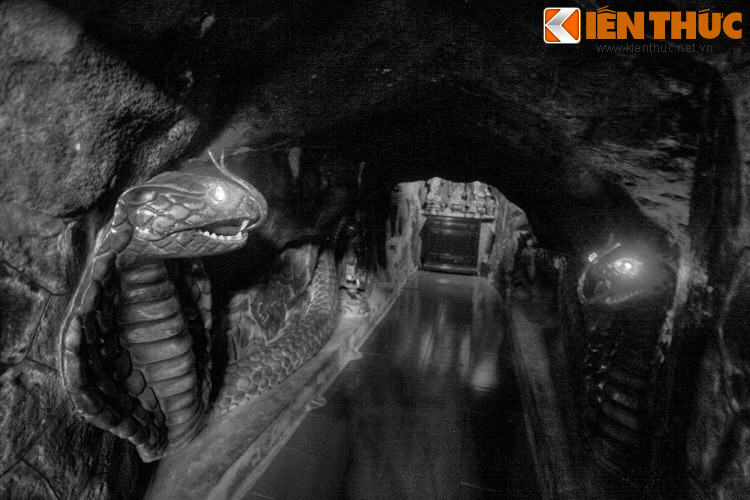 Trước khi bà Thợ lập am, bên trong hang núi sâu đã có đôi mãng xà to lớn dị thường. Khi bà đến tu, đôi mãng xà ấy không tỏ ra hung tợn mà ngoan ngoãn đến nằm nghe giảng kinh.