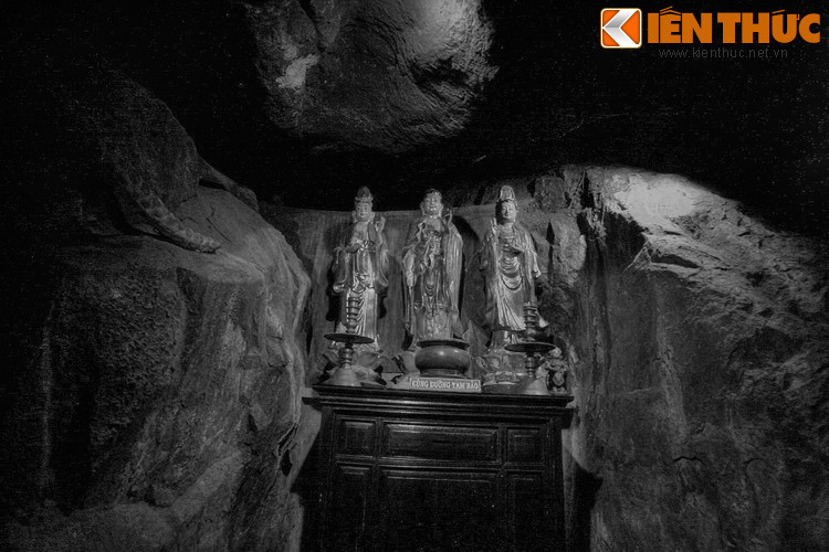 Dần dần, đôi mãng xà được cảm hóa, thường đến ăn đồ chay, trông chừng thú dữ, kẻ gian, bảo vệ chốn tu hành của bà Thợ. Bà đặt tên chúng là Thanh Xà và Bạch Xà (rắn Xanh và rắn Trắng).