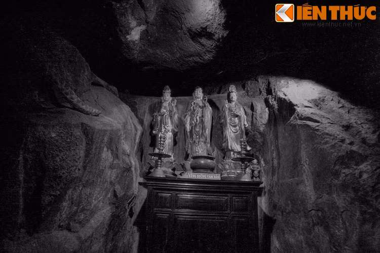 Dần dần, đôi mãng xà được cảm hóa, thường đến ăn đồ chay, trông chừng thú dữ, kẻ gian, bảo vệ chốn tu hành của bà Thợ. Bà đặt tên chúng là Thanh Xà và Bạch Xà (rắn Xanh và rắn Trắng).