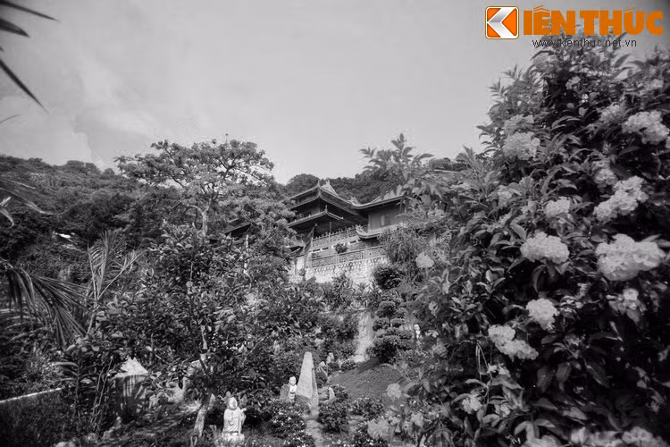 Khi leo lên núi Sam, bà gặp một cái hang cách chùa Tây An khoảng 1 km, liền dựng một cái am bằng tre lá. Đó chính tiền thân của chùa Hang An Giang.