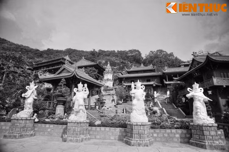 Tương truyền, bà Thợ sinh ra trong gia đình nghèo khó, cha mẹ mất sớm, một mình bà tần tảo làm thợ may để kiếm tiền nuôi hai em nhỏ. Khi lập gia đình, bà lấy phải người chồng thường xuyên rượu chè bê tha. Chán nản, bà vào chùa Tây An ở chân núi Sam xuống tóc đi tu, pháp danh Diệu Thiện.