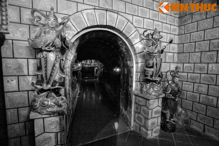 Sau này, để tránh nguy hiểm cho người dân, hang núi mà đôi mãng xà từng sống được lấp kín, chỉ chừa lối đi vào sâu khoảng 10 mét. Theo thời gian, nhân dân quanh vùng quyên góp tiền của xây lại chùa khang trang.