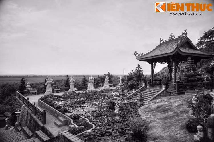 Ngày nay, chùa Hang là một ngôi chùa được du khách gần xa biết đến với kiến trúc độc đáo và phong cảnh hữu tình. Câu chuyện về cặp mãng xà quy y nơi cửa Phật càng khiến ngôi chùa này được phủ lên một lớp hào quang linh thiêng, huyền ảo...