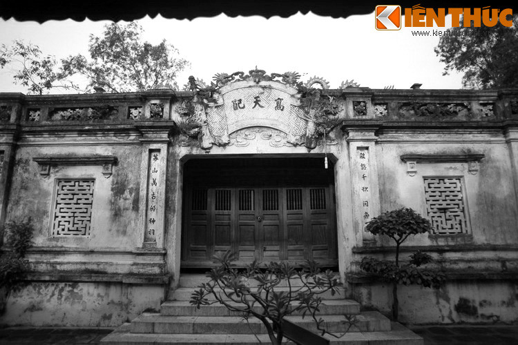 Đúng ngày khai mạc Lễ hội đền Cuông 1995, trong khi mọi người đang ngắm nhìn màn cưỡi ngựa diễu hành của một nông dân, thì bất ngờ một con hạc trắng hạ cánh trên tay người cưỡi ngựa. Giữa sự chứng kiến của hàng ngàn người, con hạc khoe dáng mà không hề tỏ ra sợ hãi.