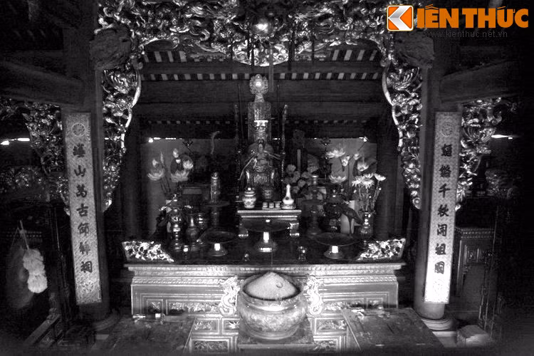 Lễ an táng xác cá voi năm ấy có sự tham gia của hàng vạn người với những nghi thức trang trọng nhất. Ngày nay, nhiều du khách về tham quan đền Cuông cũng không quên ghé qua mộ cá voi thắp nén nhang, như để tưởng nhớ đến công ơn của vị vua năm xưa...