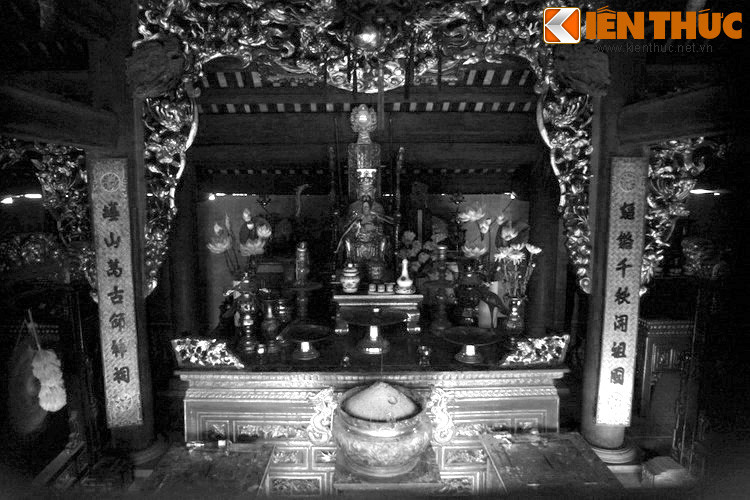 Lễ an táng xác cá voi năm ấy có sự tham gia của hàng vạn người với những nghi thức trang trọng nhất. Ngày nay, nhiều du khách về tham quan đền Cuông cũng không quên ghé qua mộ cá voi thắp nén nhang, như để tưởng nhớ đến công ơn của vị vua năm xưa...