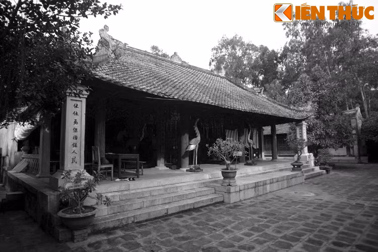 Người ta tin rằng, con hạc trắng chính là hóa thân của Mỵ Châu - con gái An Dương Vương Thục Phán - về tham gia lễ hội cùng mọi người. Sau đó, hạc được rước vào đền, cho đậu ở một nơi trang trọng, có không gian thoáng để người người chiêm ngưỡng.