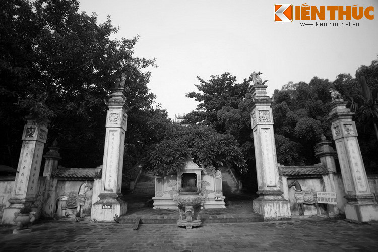 Theo truyền thuyết, sau ngày lập miếu thờ, mỗi khi màn đêm buông xuống lại có những đốm lửa lập lòe trên sườn núi Mộ Dạ. Các bậc cao niên trong vùng luận rằng, đó chính là linh hồn của vua Thục muốn yên ngự trên sườn núi.