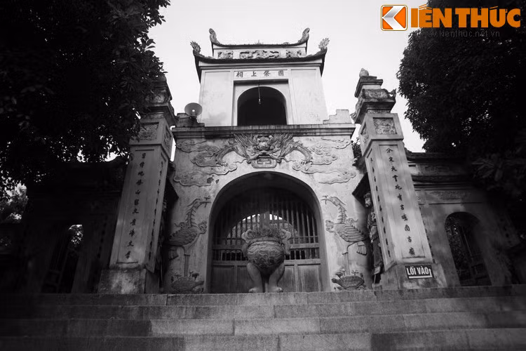 Theo đó, vào năm 208 TCN, do mất cảnh giác, Thục An Dương Vương bị Triệu Đà đem quân bất ngờ tấn công, phải rút lui về phương Nam và tuẫn tiết tại Cửa Hiền, phía Bắc chân núi Mộ Dạ. Để tưởng nhớ Ngài, nhân dân vùng Diễn Châu đã lập miếu thờ ở Cửa Hiền.