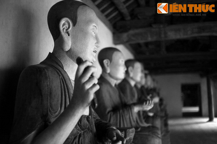 Lạ kỳ thay, đạn giặc như bị một bàn tay vô hình đẩy lạc hướng, không một viên nào chạm được vào các gian chùa. Nhờ đó, người dân làng Đường Lâm đã vượt qua cơn hoạn nạn, và họ tin rằng mình đã được thần linh phù hộ.