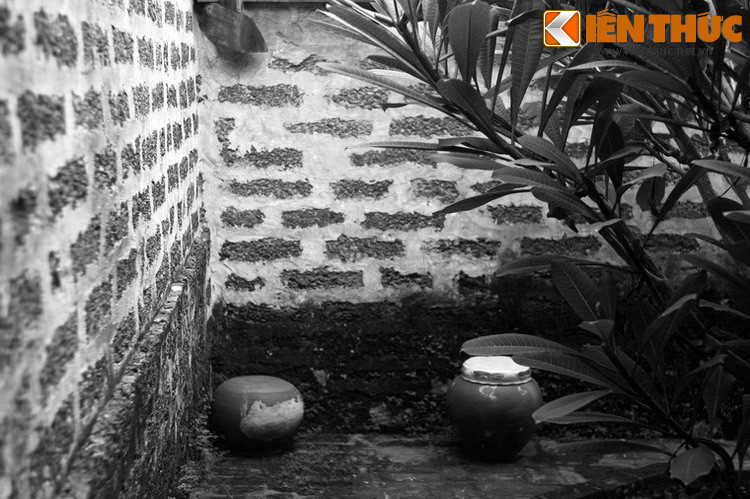 Cũng theo các bậc cao niên, chùa Mía đã cứu dân làng trong lần đê sông Hồng vỡ cách đây hơn nửa thế. Năm đó, từ tuyến đê vỡ, nước sông tràn về rất nhanh khiến dân chúng nháo nhào, tưởng như số đã tận.