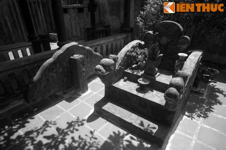 Thấy lạ, dân làng bàn nhau vớt lên xem thì thấy đó là một cái ngai bằng gỗ. Họ đưa vào chùa và thật lạ, tượng vừa khít khi đặt vào ngai như được đo đạc trước.