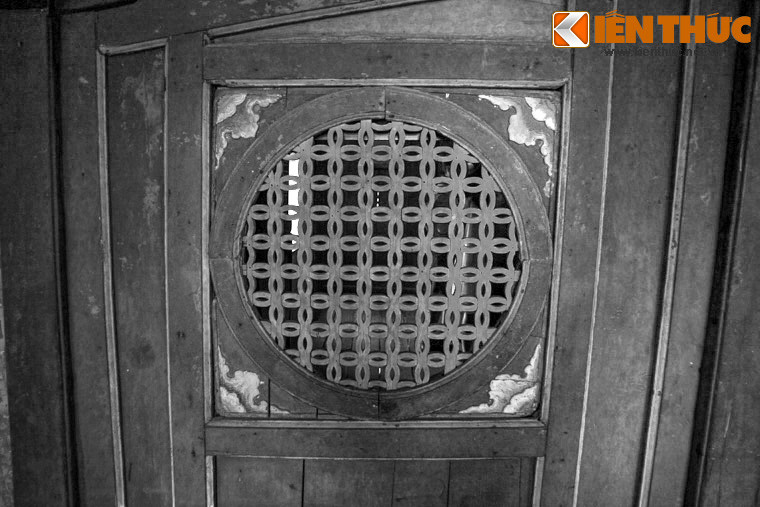 Cũng theo quan niệm của người Hội An, kể từ khi Chùa Cầu được xây dựng, con thủy quái bị “yểm” đã rất giận dữ và tìm cách báo thù. Theo thời gian, bùa trấn yểm đã mất linh nghiệm khiến thủy quái lộng hành, trong những thập niên gần đây đã nhiều lần nhấn chìm Hội An trong biển nước.