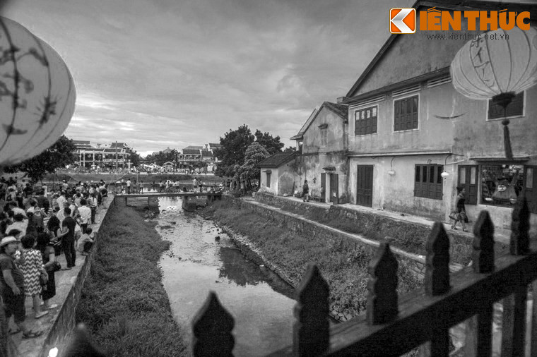 Các tư liệu cổ của người Hoa ở Hội An cũng nhắc đến loài thủy quái tương tự, được gọi là con Cù. Loài thủy quái này thường xuyên ẩn mình dưới đáy bùn nước, khi giông bão đến, nó tỉnh giấc trở mình quẫy đuôi làm nước sông dâng ngập cả phố cổ gây nhiều thiệt hại cho dân cư.