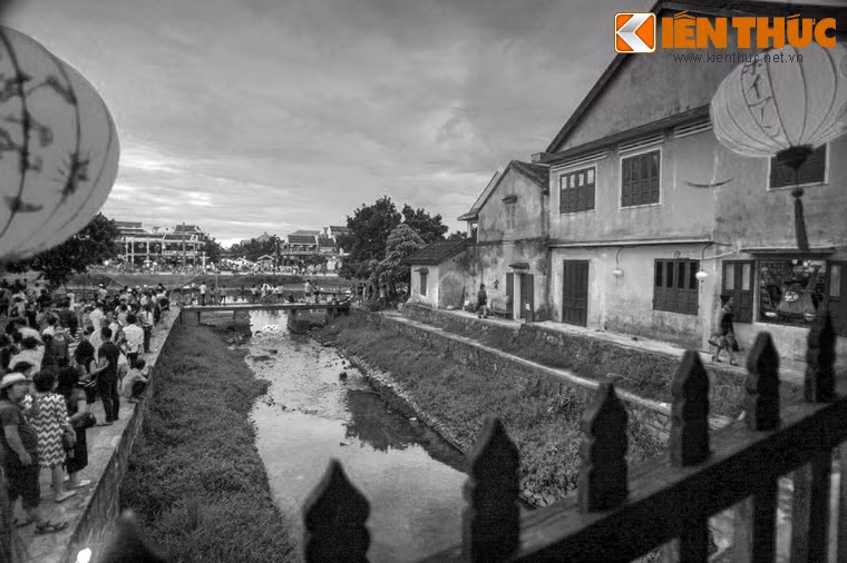 Các tư liệu cổ của người Hoa ở Hội An cũng nhắc đến loài thủy quái tương tự, được gọi là con Cù. Loài thủy quái này thường xuyên ẩn mình dưới đáy bùn nước, khi giông bão đến, nó tỉnh giấc trở mình quẫy đuôi làm nước sông dâng ngập cả phố cổ gây nhiều thiệt hại cho dân cư.