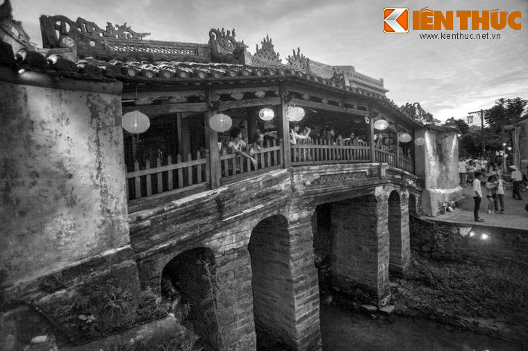 Theo quan niệm của người Nhật, Chùa Cầu Hội An là biểu tượng của một thanh kiếm đâm xuống lưng con quái vật Namazu, khiến nó không quẫy đuôi để gây ra thảm họa.