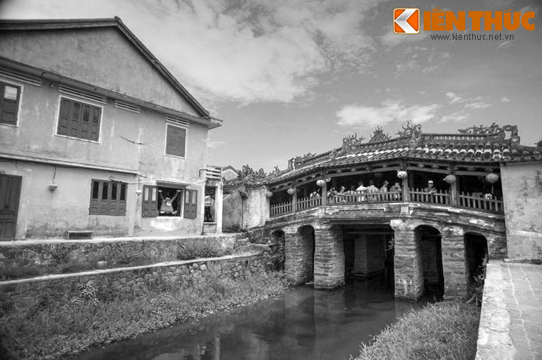 Để hạn chế sự tàn phá của Namazu, người Nhật khi qua định cư tại Hội An đã cố tìm những người giỏi về phong thủy để xem thế đất, cắm điểm dựng đền thờ. Và Chùa Cầu đã được dựng lên trong bối cảnh như vậy.