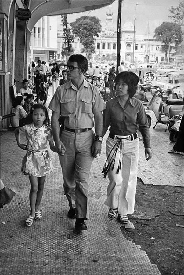 Trên vỉa hè phía trước thương xá TAX, phía xa là Tòa đô chánh (nay là UBND TP HCM).