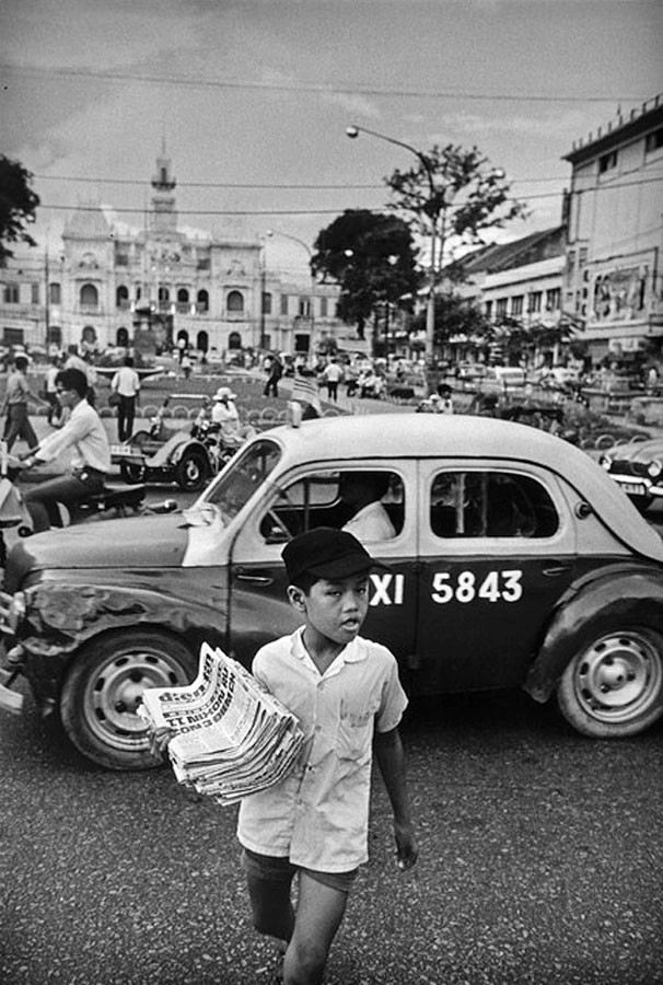 Chú bé bán báo ở vườn hoa phía trước Tòa đô chánh.