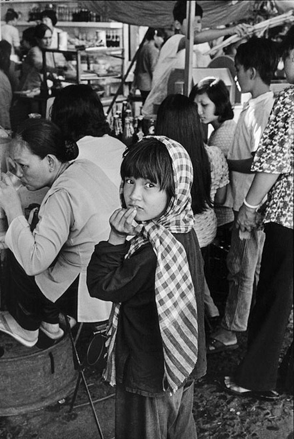 Em bé tại quán giải khát binh dân chật kín khách, Sài Gòn năm 1972.