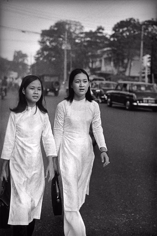 Hai nữ sinh áo dài trên phố.