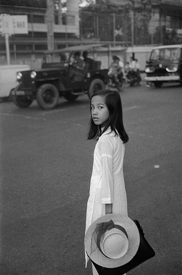 Nữ sinh áo dài trên đường phố Sài Gòn.