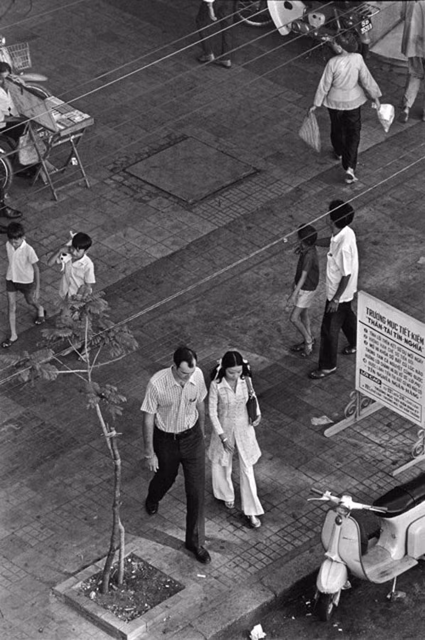 Một góc vỉa hè trung tâm Sài Gòn nhìn từ trên cao.