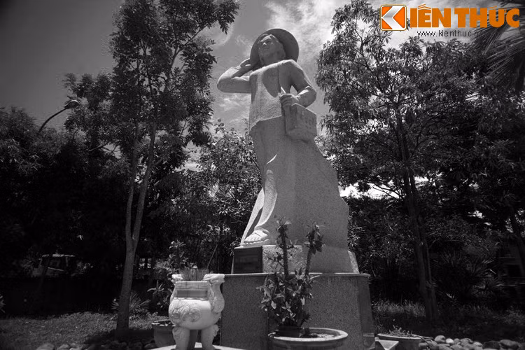 ...Và trên hết là một người thầy thuốc Việt Nam nhân hậu đã sống trọn một cuộc đời vì hạnh phúc nhân dân, vì sự nghiệp thống nhất đất nước.