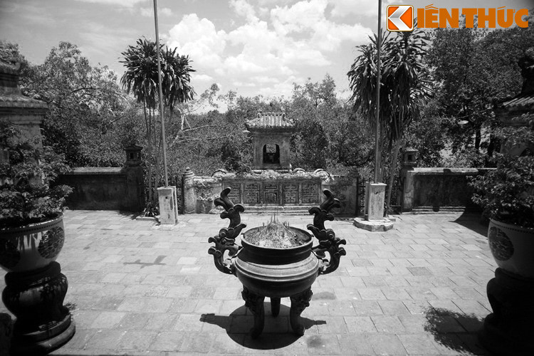 Bởi vậy, sau khi lên ngôi năm 1886, vua Ðồng Khánh liền cho xây lại đền này một cách khang trang, làm thêm nhiều đồ tự khí để thờ và đổi tên là Huệ Nam Ðiện để tỏ lòng biết ơn Thánh Mẫu (Huệ Nam nghĩa là ban ân huệ cho nước Nam, vua Nam).