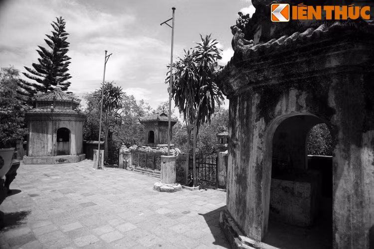 Trái với chuyện vua Minh Mạng, giai thoại về vua Đồng Khánh ở điện Hòn Chén lại được các sử gia nhà Nguyễn ghi lại khá rõ. Theo đó, từ năm 1883-1885, do hoàn cảnh lịch sử éo le, vua Ðồng Khánh chờ đợi mãi vẫn chưa được lên ngôi cha nuôi là vua Tự Ðức.