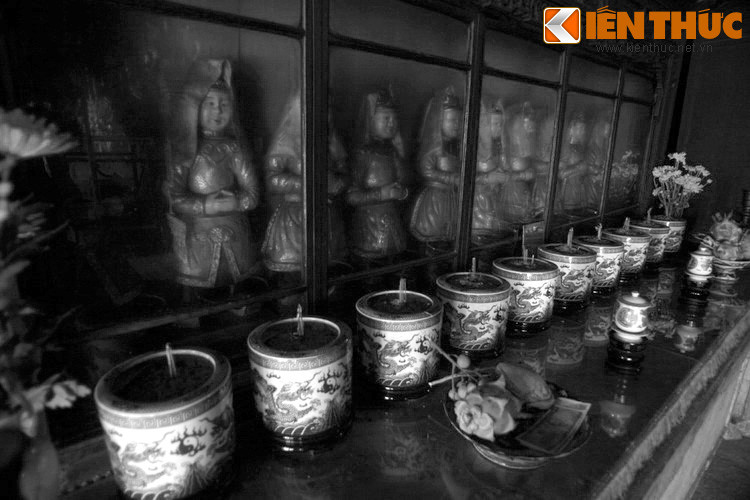 Sau khi cho tu sửa điện Hòn Chén, chính vua Ðồng Khánh đã đưa cuộc lễ hằng năm tại đây vào hàng quốc lễ và tự nhận mình là đồ đệ của Thánh Mẫu, mặc dù nhà vua chỉ gọi thánh mẫu bằng "Chị".