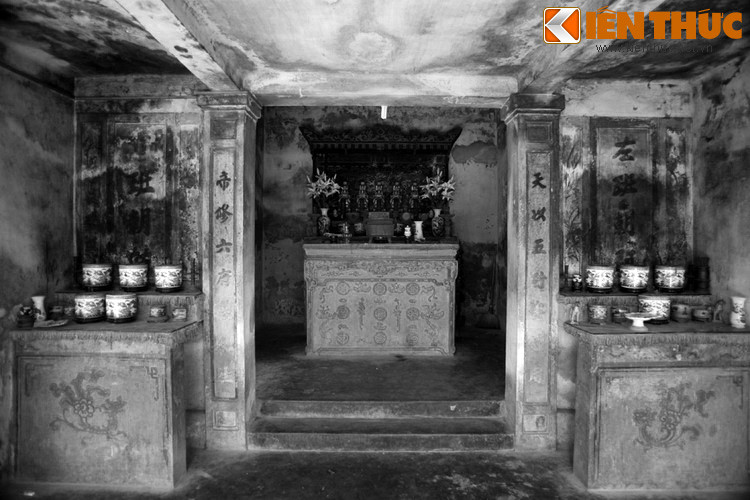 Đây là một sự lạ, vì theo nguyên tắc xưa, ông vua nào cũng đứng trên các thánh thần trong cả nước, nhưng ở đây vua Ðồng Khánh lại hạ mình xuống làm "em" của Mẫu.