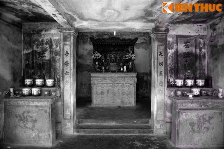 Đây là một sự lạ, vì theo nguyên tắc xưa, ông vua nào cũng đứng trên các thánh thần trong cả nước, nhưng ở đây vua Ðồng Khánh lại hạ mình xuống làm "em" của Mẫu.