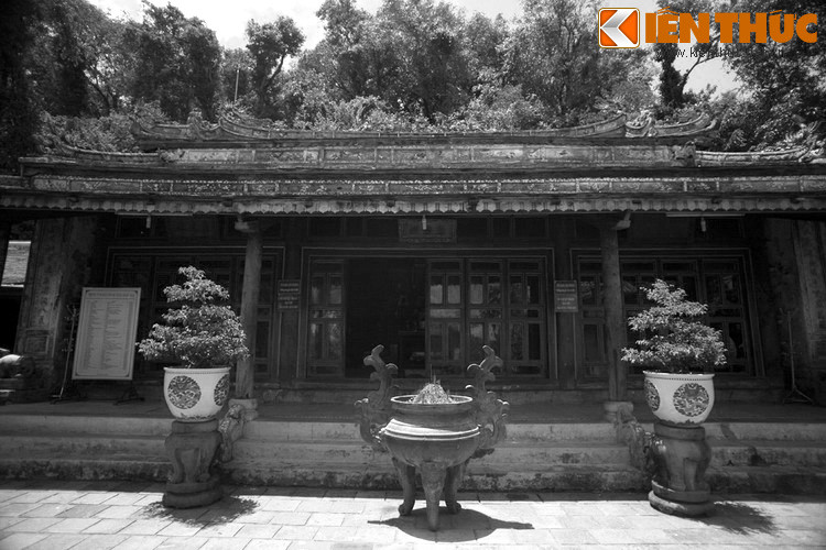 Ông nhờ đền Ngọc Trản (điện Hòn Chén) cầu đảo và hỏi Thánh Mẫu Thiên Y A Na – vị nữ thần của văn hóa Chăm được người Việt thờ tự ở đền - xem mình có làm vua được không. Mẫu cho biết ông sẽ toại nguyện.