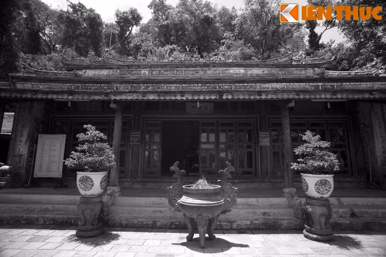 Ông nhờ đền Ngọc Trản (điện Hòn Chén) cầu đảo và hỏi Thánh Mẫu Thiên Y A Na – vị nữ thần của văn hóa Chăm được người Việt thờ tự ở đền - xem mình có làm vua được không. Mẫu cho biết ông sẽ toại nguyện.