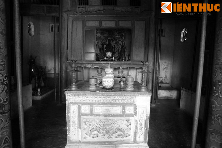 Cũng theo truyền thuyết, Thánh Mẫu Thiên Y A Na đã cho Đồng Khánh (lúc còn là hoàng tử) biết ngày ông đăng quang và ngày tạ thế sau ba năm (1889). Sự thật đã diễn ra đúng như lời tiên đoán của Bà...