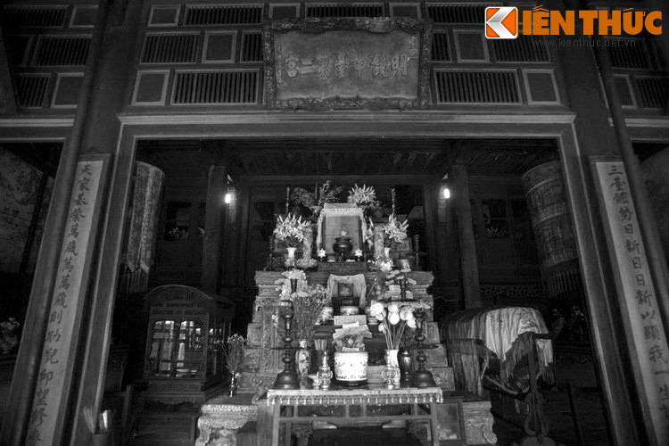 Sách Đại Nam thực lục chép về chuyện này: “Vua khi còn ẩn náu thường chơi xem núi ở đây. Mỗi khi đến cầu khẩn, phần nhiều có ứng nghiệm. Đến nay vua phê bảo rằng: Đền Ngọc Trản thực là núi Tiên Nữ, linh sơn sáng đẹp muôn đời, trông rõ là hình thế như con sư tử uống nước sông, quả là nơi chân cảnh thần tiên...”.