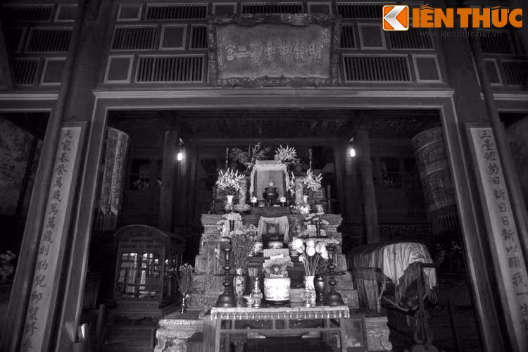 Sách Đại Nam thực lục chép về chuyện này: “Vua khi còn ẩn náu thường chơi xem núi ở đây. Mỗi khi đến cầu khẩn, phần nhiều có ứng nghiệm. Đến nay vua phê bảo rằng: Đền Ngọc Trản thực là núi Tiên Nữ, linh sơn sáng đẹp muôn đời, trông rõ là hình thế như con sư tử uống nước sông, quả là nơi chân cảnh thần tiên...”.