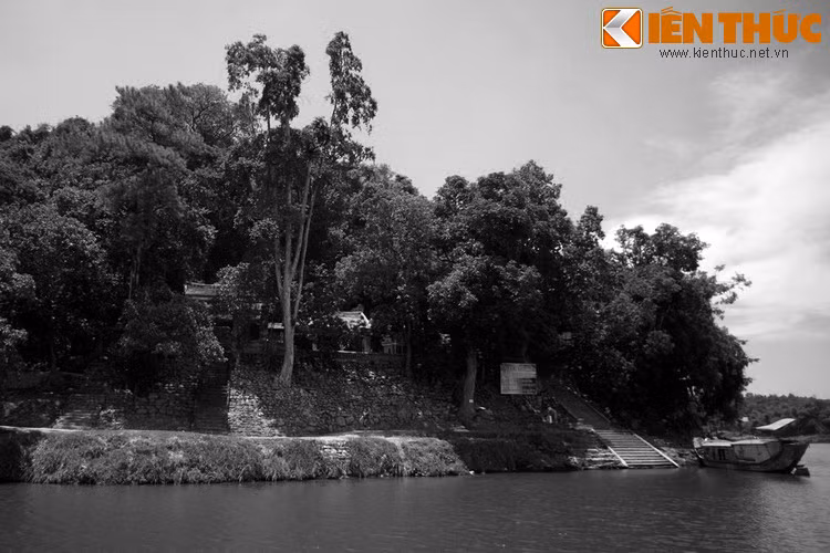 Giai thoai cung dinh ky bi o dien tho thieng nhat xu Hue