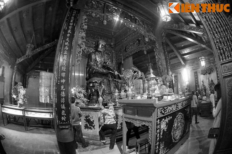 Rất may là hai kẻ gian này đã bị tóm gọn sau khi cụ thủ từ phát hiện kịp thời và báo công an. Câu chuyện được đăng trên báo khiến dân Hà Nội xôn xao một thời gian.