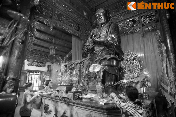 Theo quan niệm dân gian, Huyền Thiên Trấn Vũ là thần trấn quản phương Bắc đã nhiều lần giúp nước Việt đánh đuổi ngoại xâm. Lần thứ nhất vào đời Hùng Vương thứ 6 đánh giặc từ vùng biển tràn vào, lần thứ hai vào đời Hùng Vương thứ 7 đánh giặc Thạch Linh...