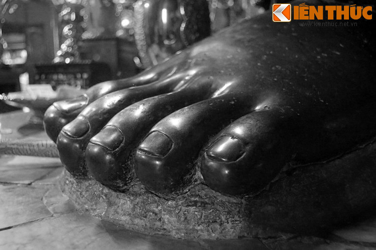 Giá trị của đồng đen được cho là cao hơn vàng nhiều lần. Điều này dẫn đến nhiều vụ trộm cổ vật ở đền chùa cũng như chuyện lừa đảo liên quan đến đồng đen trong giới buôn bán, sưu tầm cổ vật trong những năm qua.